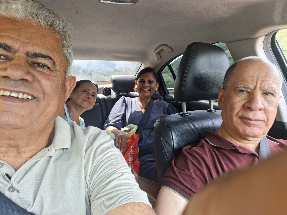 À esquerda, pastor Marcos e a missionária Elizete. À direita, pastor José Alves e a missionária Sandra — Foto: Redes Sociais