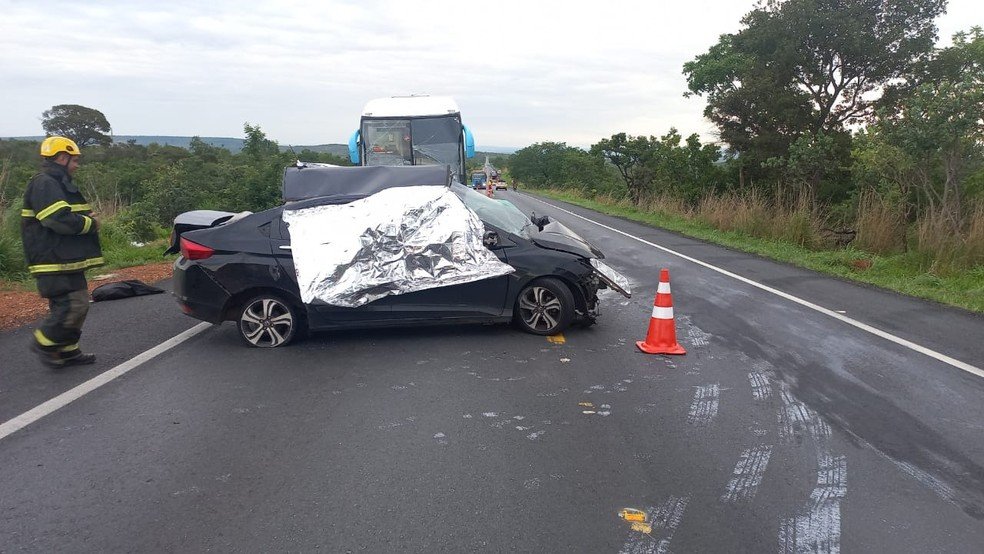 Veículo ficou atravessado na pista após colidir com ônibus — Foto: Polícia Militar