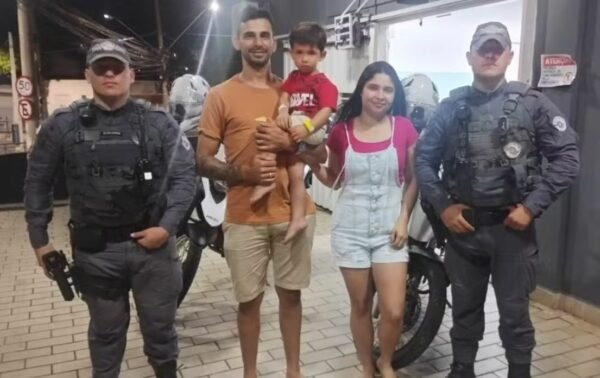 Pai de menino engasgado ora enquanto policiais fazem manobra para socorre-lo